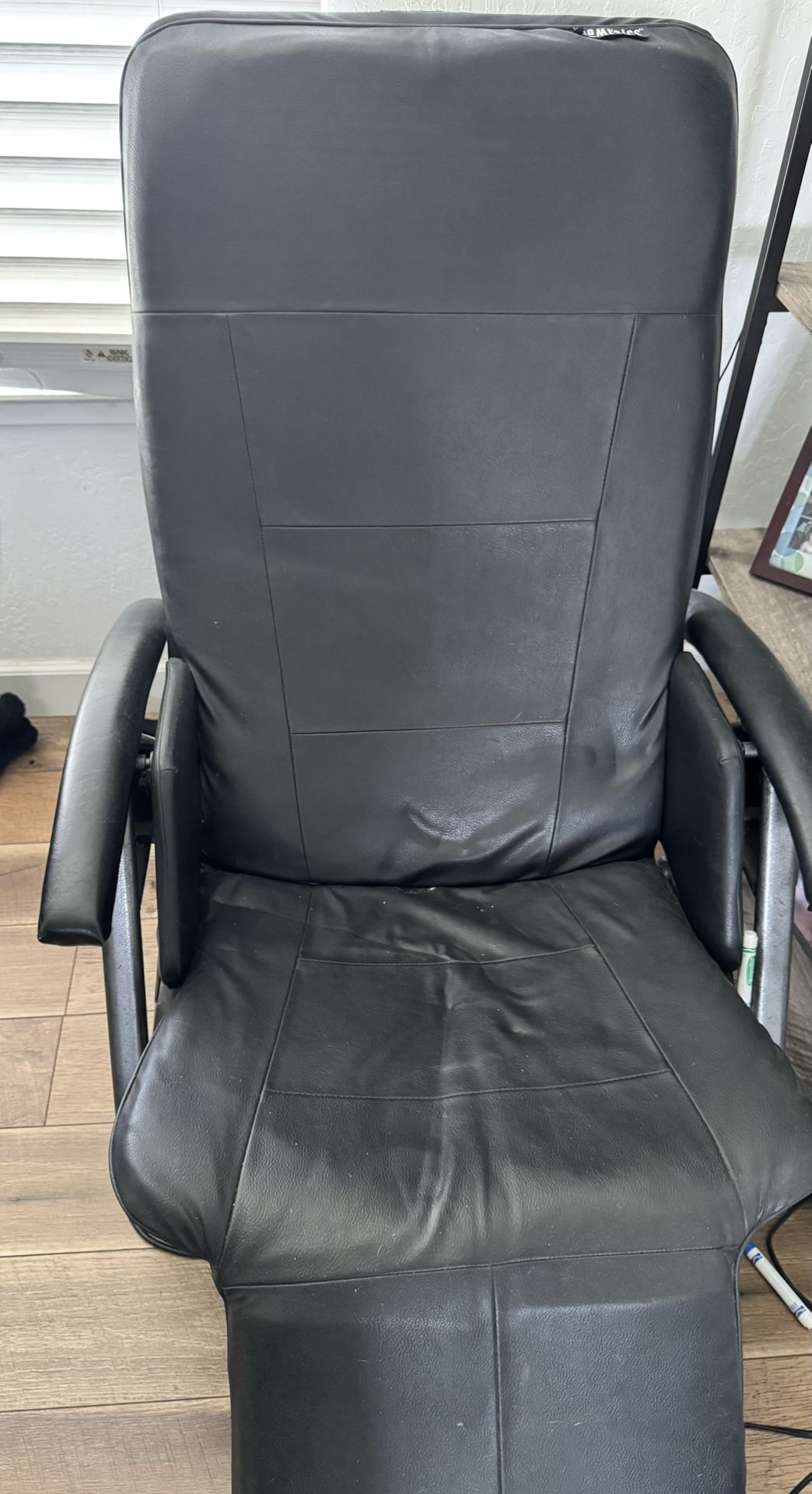 Vibrating massage chair
