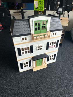 WOODEN DOLLHOUSE