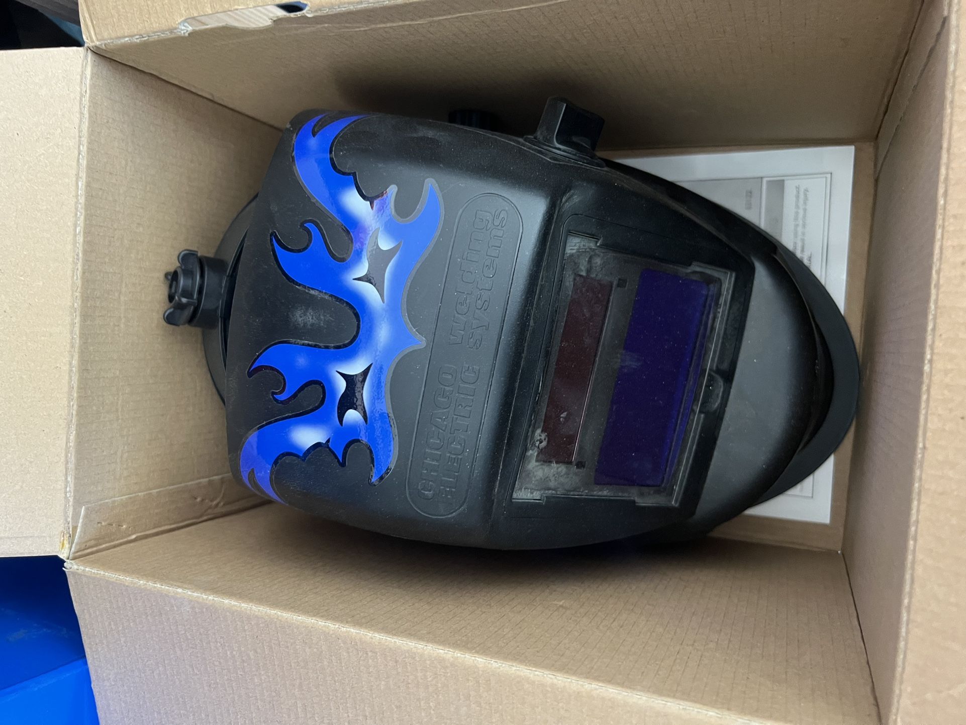 Auto darkening welding hood 