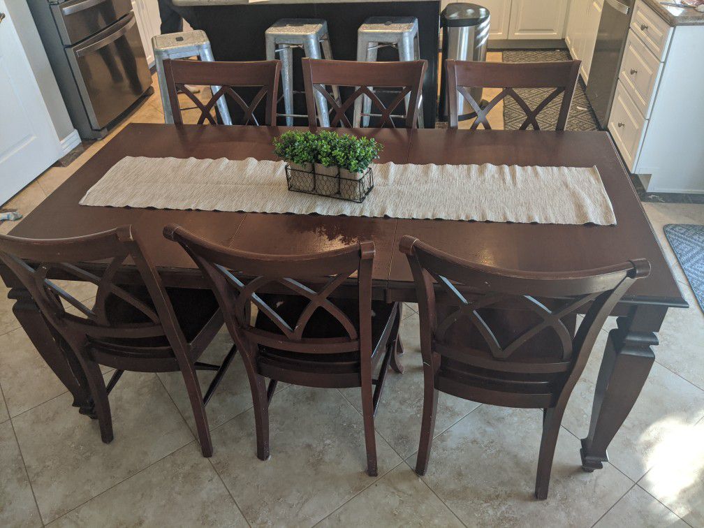 EXTENDABLE dining table & 8 chairs!