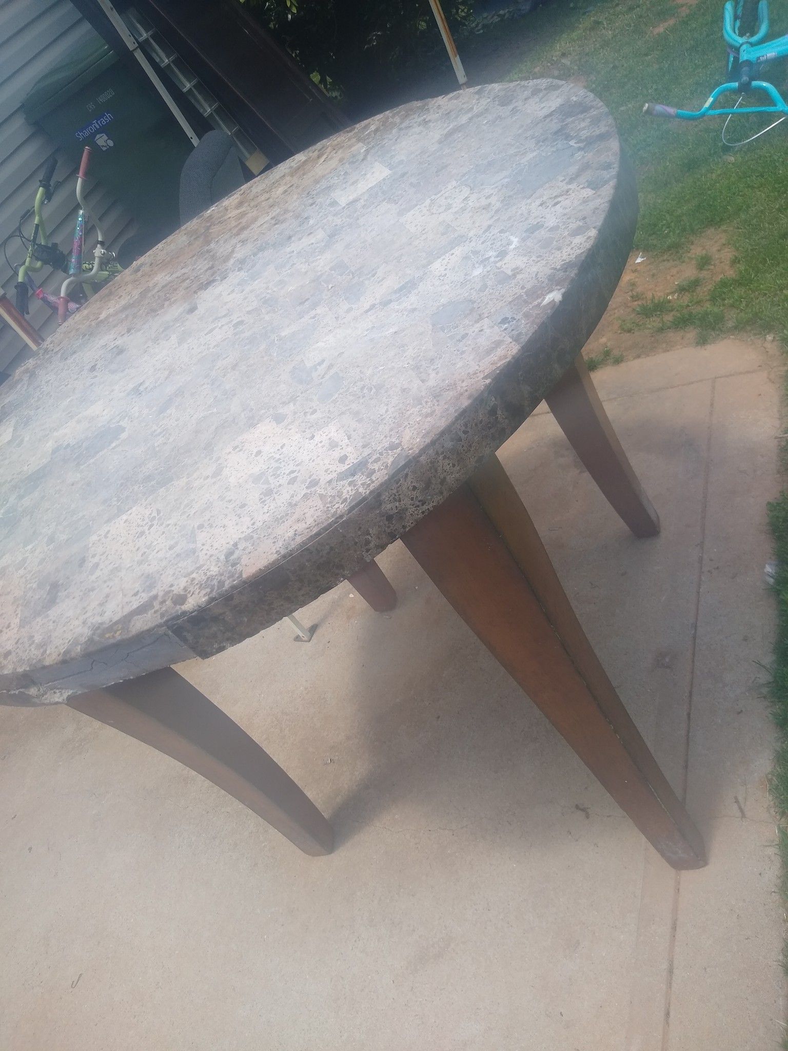 Free Table MUST PICK UP