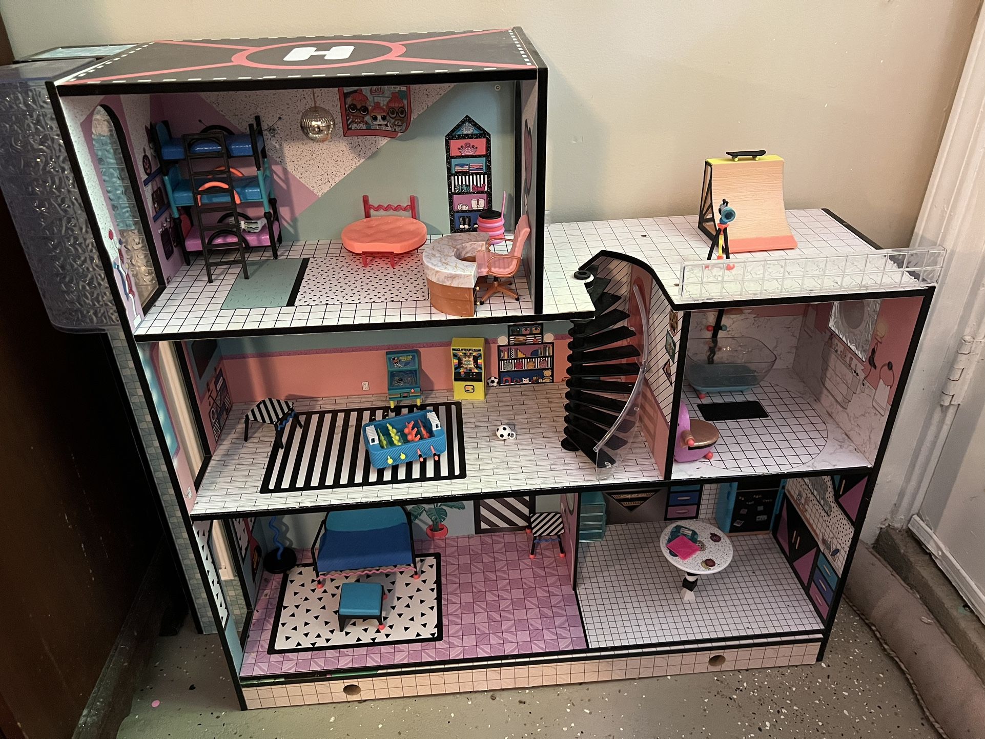 Lot Of LOL Stuff, House, Camper Bus, Cars, Dolls, Pets, Etc.