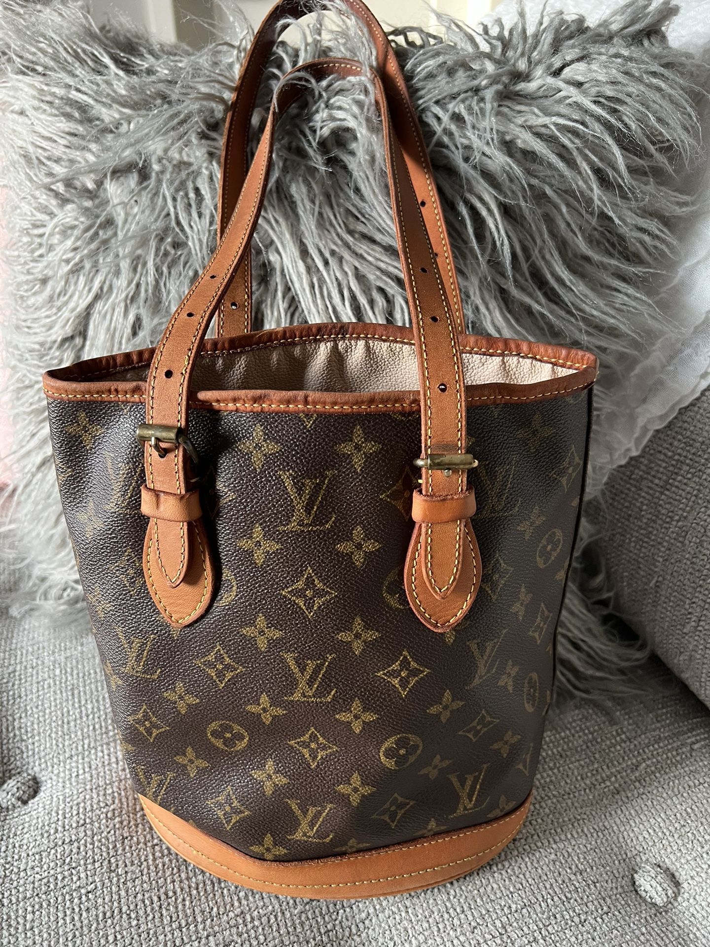 Vintage Louis Vuitton Petit Bucket Bag for Sale in Minneapolis, MN