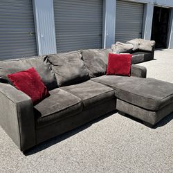 Beautiful Gray Reversible Sectional Couch! ***Free Delivery***