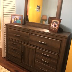 Dresser with mirror 