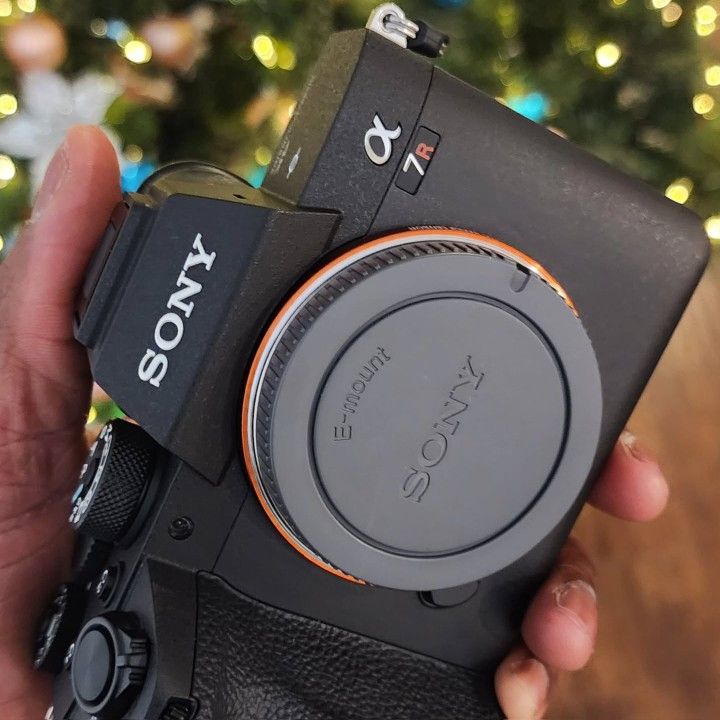Sony Alpha a7R IV Mirrorless Digital Camera with Sony 24mm f/1.4 GM E-mount Full Frame G Master Lens