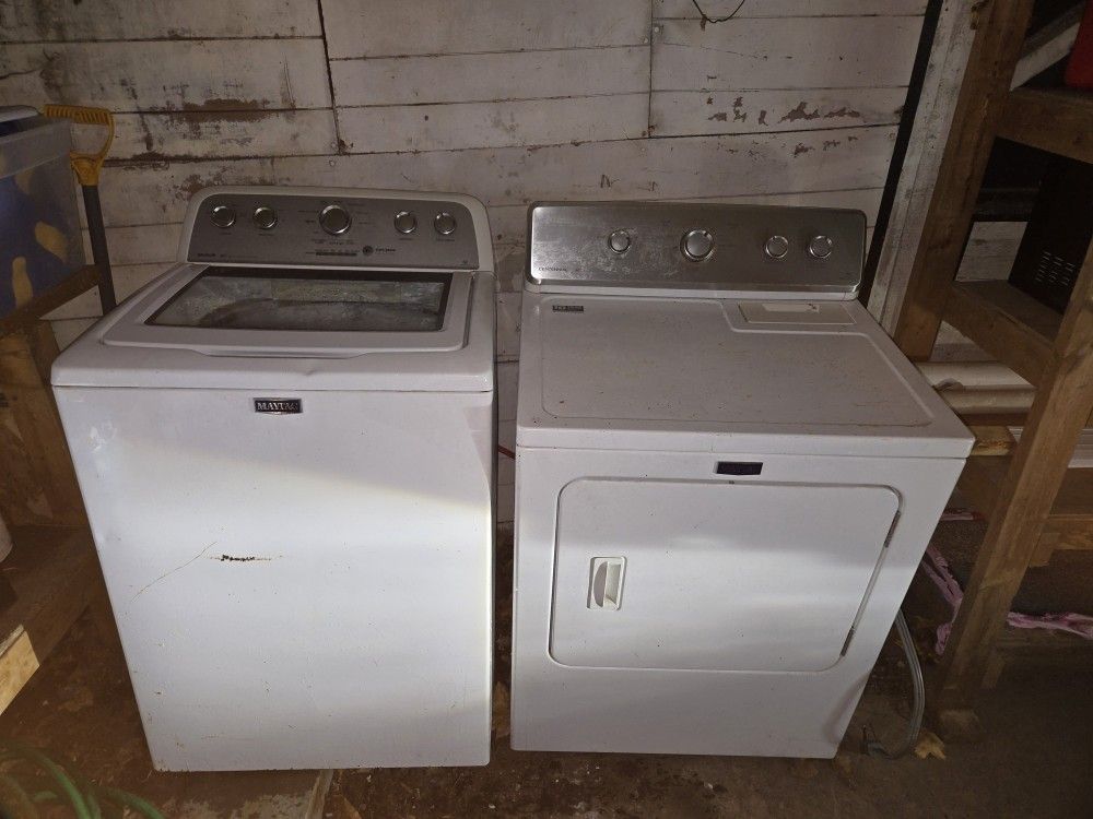 Maytag Washer And Dryer Set.
