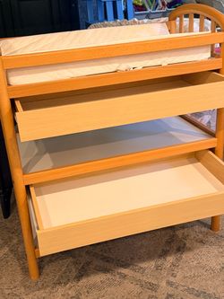 Pali changing table