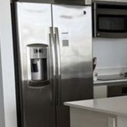 GE Refrigerator 36” Stainless Steel – Excellent Condition