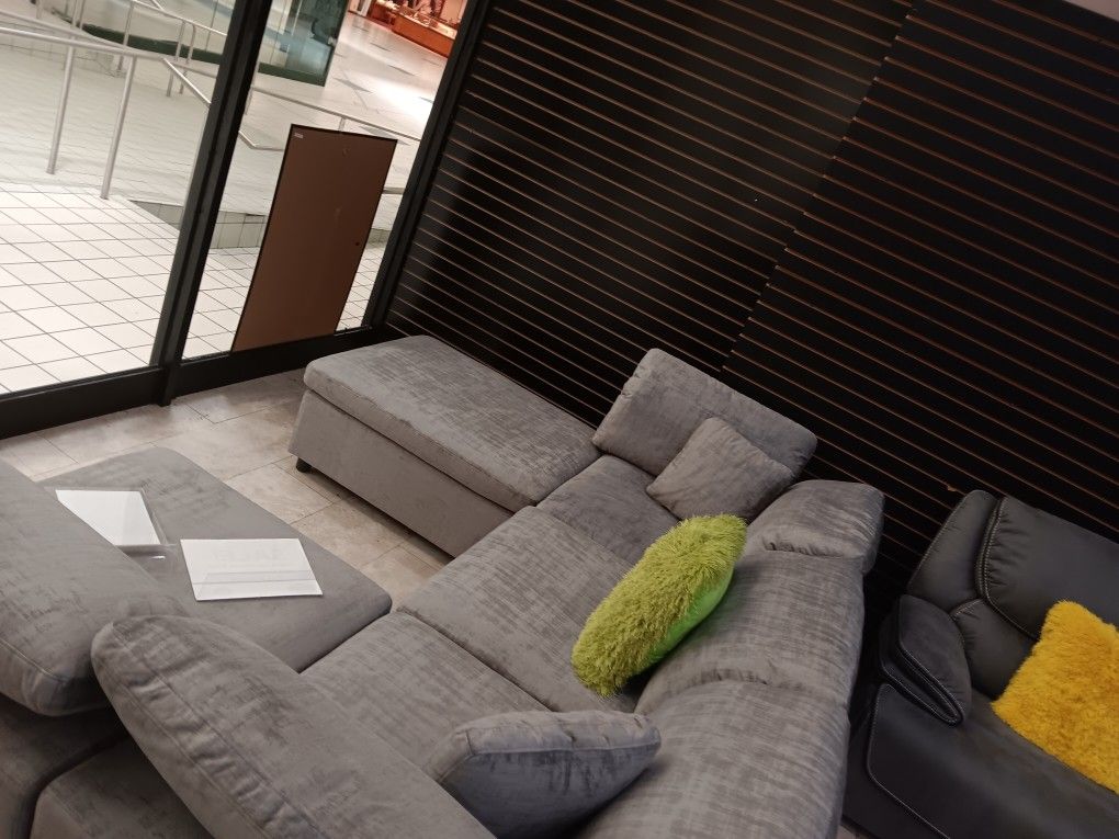 *Manager's Special* Lima Gray Floating Fabric Sectional Sofa W/Ottoman Delivery And Easy Financing Available 👌