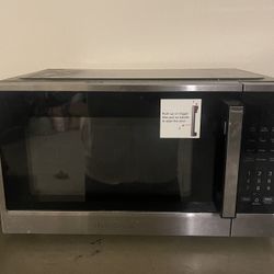Insignia .9 cu Ft Compact Microwave
