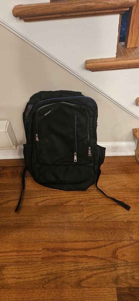 Scns2x briefcase /knapsack backpack, many zippers and pockets are included all in Excellent condition.