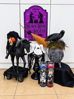 GROUP OF HALLOWEEN DECOR/ PROPS
