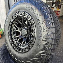 17" LOCK COMMANDO rims w- 32" Nitto Terra Grappler Tires 