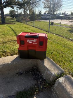 Milwaukee M12 Fuel Vacuum