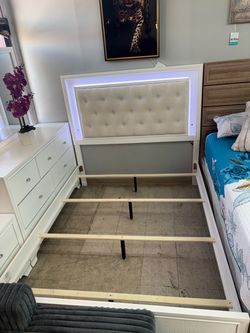 4 pcs. Queen bedroom set white color wooden*