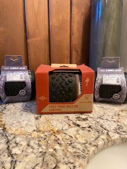 3 Brand New 29” MTB Tires – Specialized Fast Trak + 2 Vee Rail Trackers