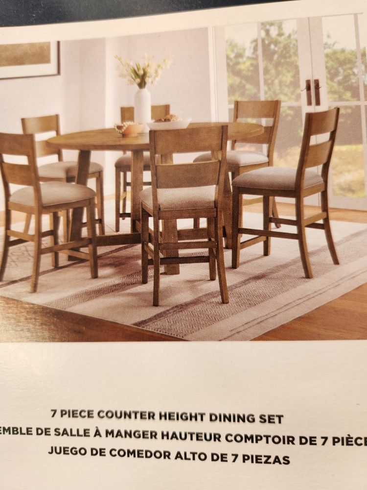 Dining Table With 6 Chairs. Like New