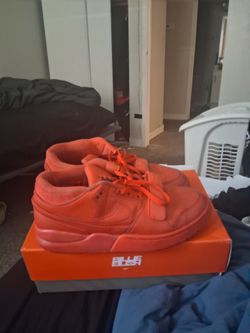 Slightly worn still has everything in it the bottom of the shoe is dirty size 12 use men