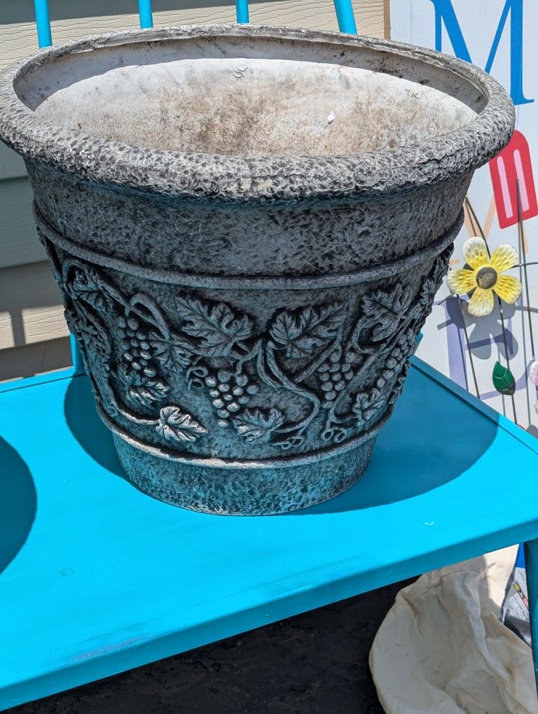 2 heavy flower pots CASH ONLY 