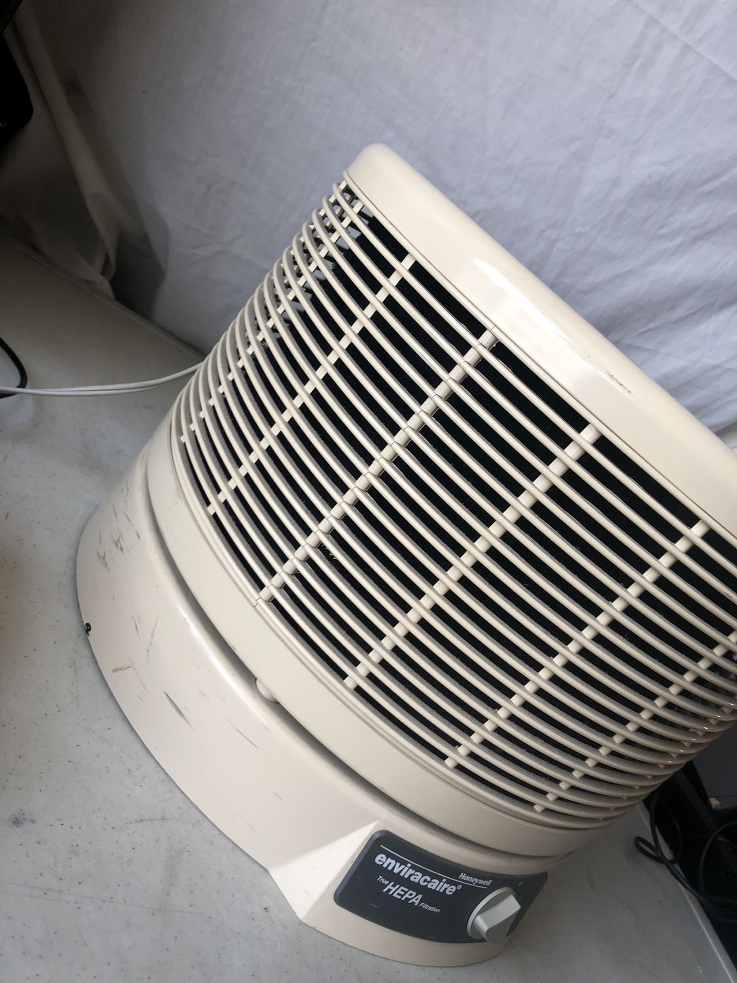 PRICE IS FIRM Honeywell 12520 HEPA Air Purifier COVERS 320 sq ft !!BRAND NEW FILTERS!! COMPLETELY CHANGES THE WHOLE AIR IN THE ROOM 6 times every hour