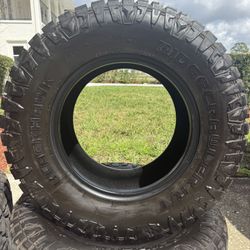 Blackhawk Ridge crawler R/T 33x12.50R17 E/10ply