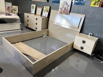 3 PIECE QUEEN OR KING SIZE BEDROOM SET CREAM SHINY