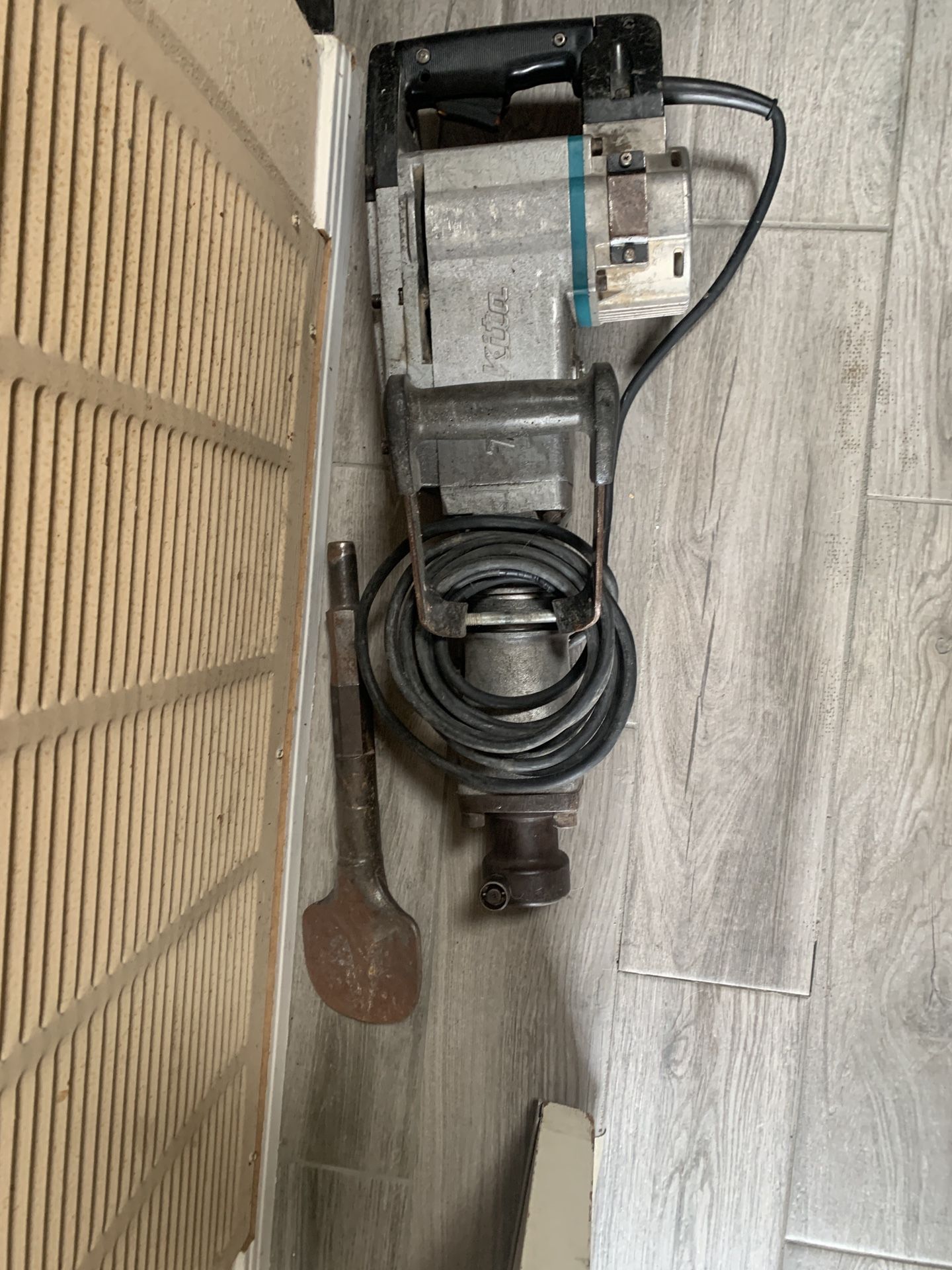 MAKITA JACK HAMMER w/ SHOVEL ATTACHMENT