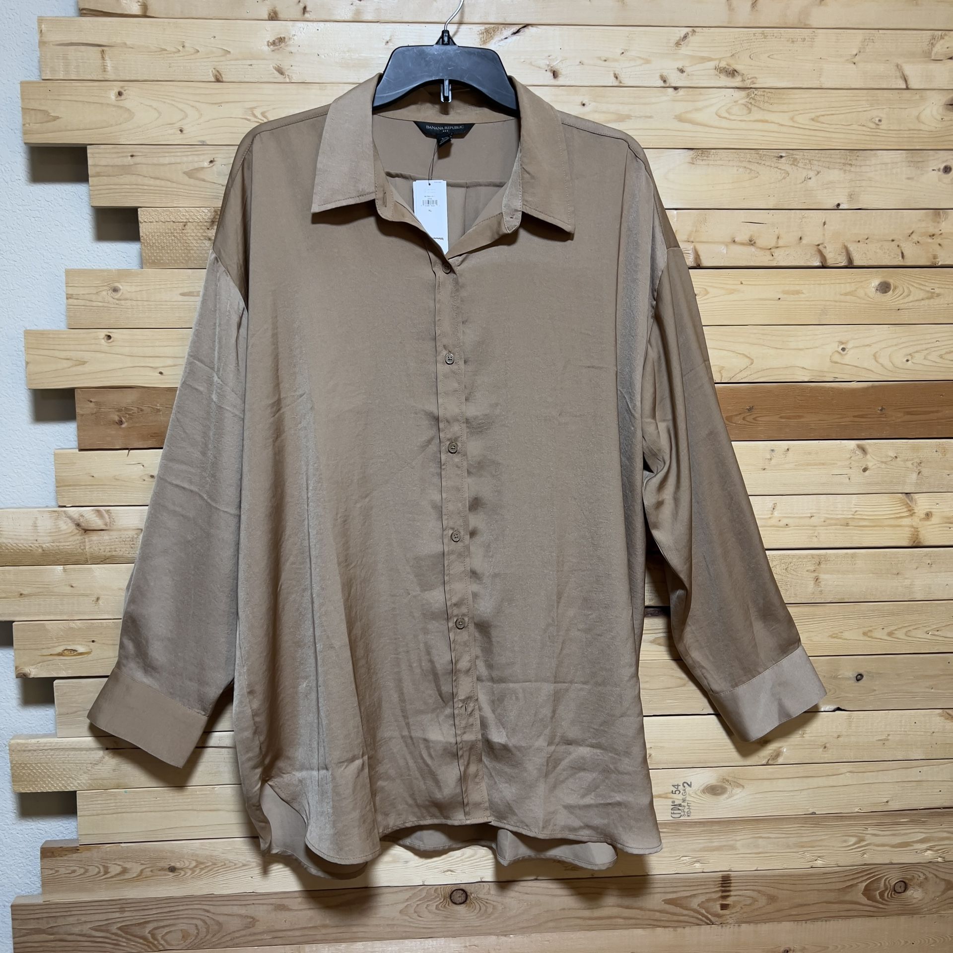 Banana Republic NWT Women’s Tan Long Sleeve Collar Satin Button Down Top Size XL