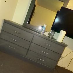 Dresser With Mirror