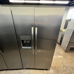 FRIGIDAIRE STAINLESS STEEL REFRIGERATOR WITH TWO DOORS - SIDE BY SIDE