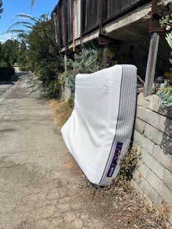 Free Purple 3 Queen size mattress in Alley