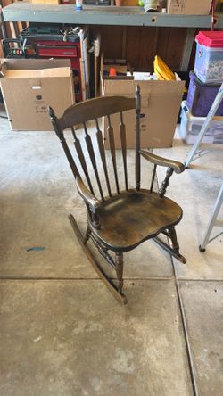 Vintage Windsor-Style Wooden Rocking Chair – Great Condition