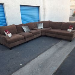 Modern Huge Sectional Couch 🛋 Very Nice 🛋