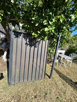 Metal gate door