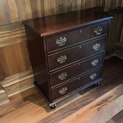 Salem Square Antique Mahogany Chest Of Drawer