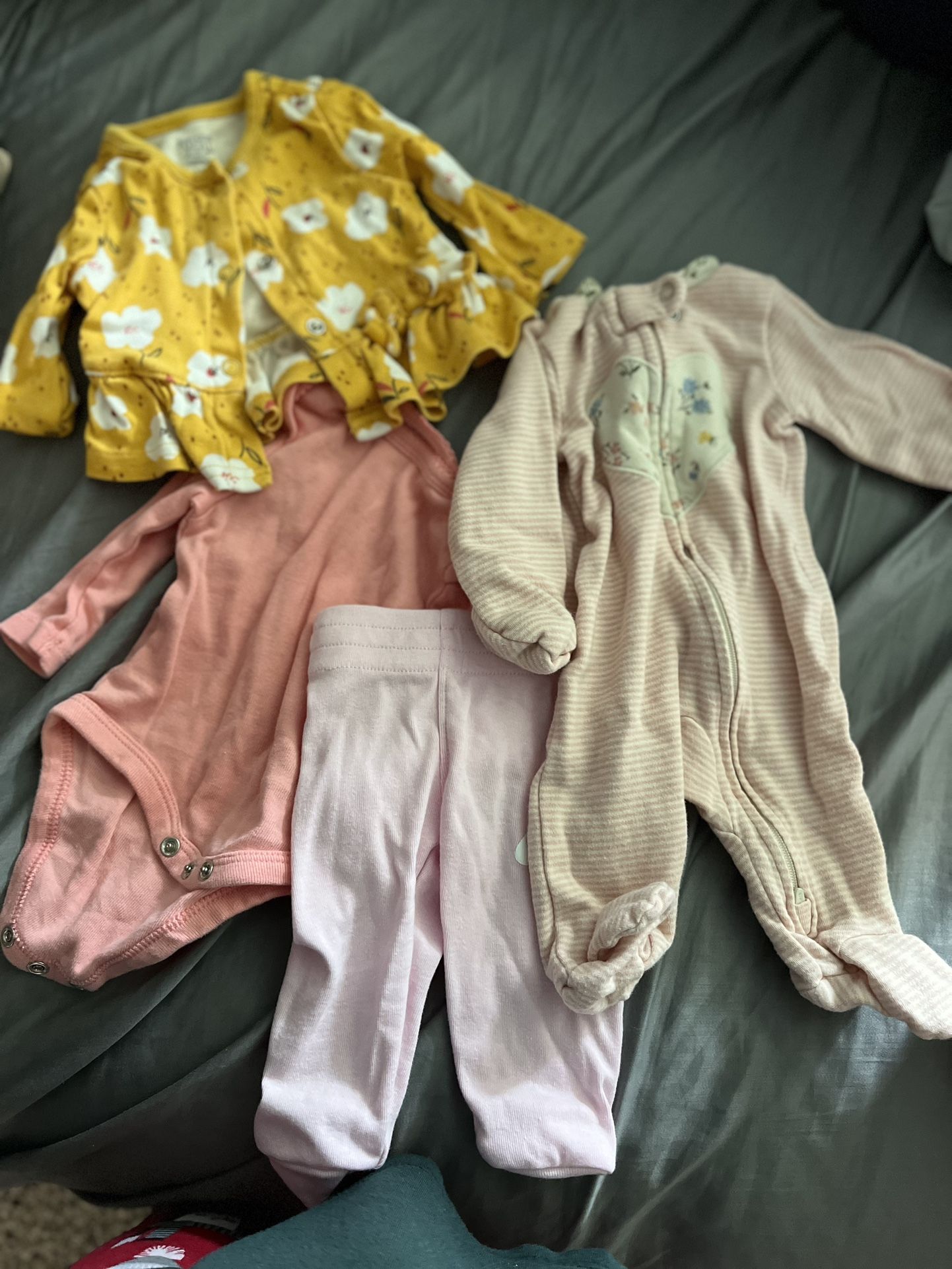 Less than a $1 a piece! New Born Baby Girl Cloths/Ropa Para Recién Nacida