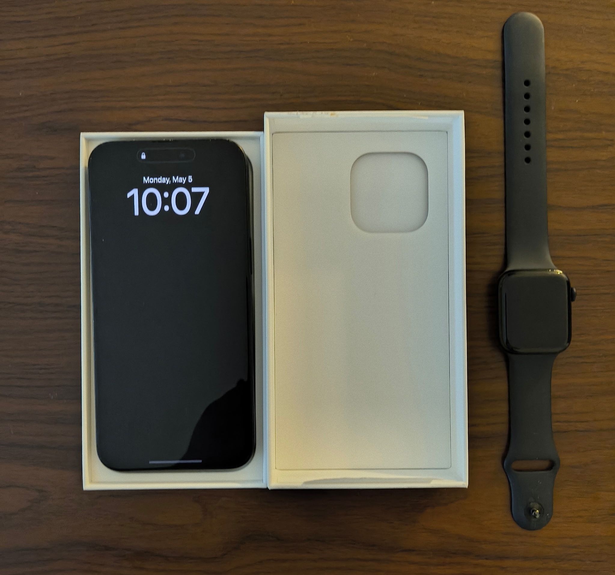 iPhone 15 Pro Max Bundle ( Apple Watch SE2 )