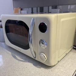 Microwave Galantz In Working Conditions $45