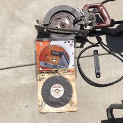 Milwaukee Skill Saw with 2 Extra Blades and Saw key 