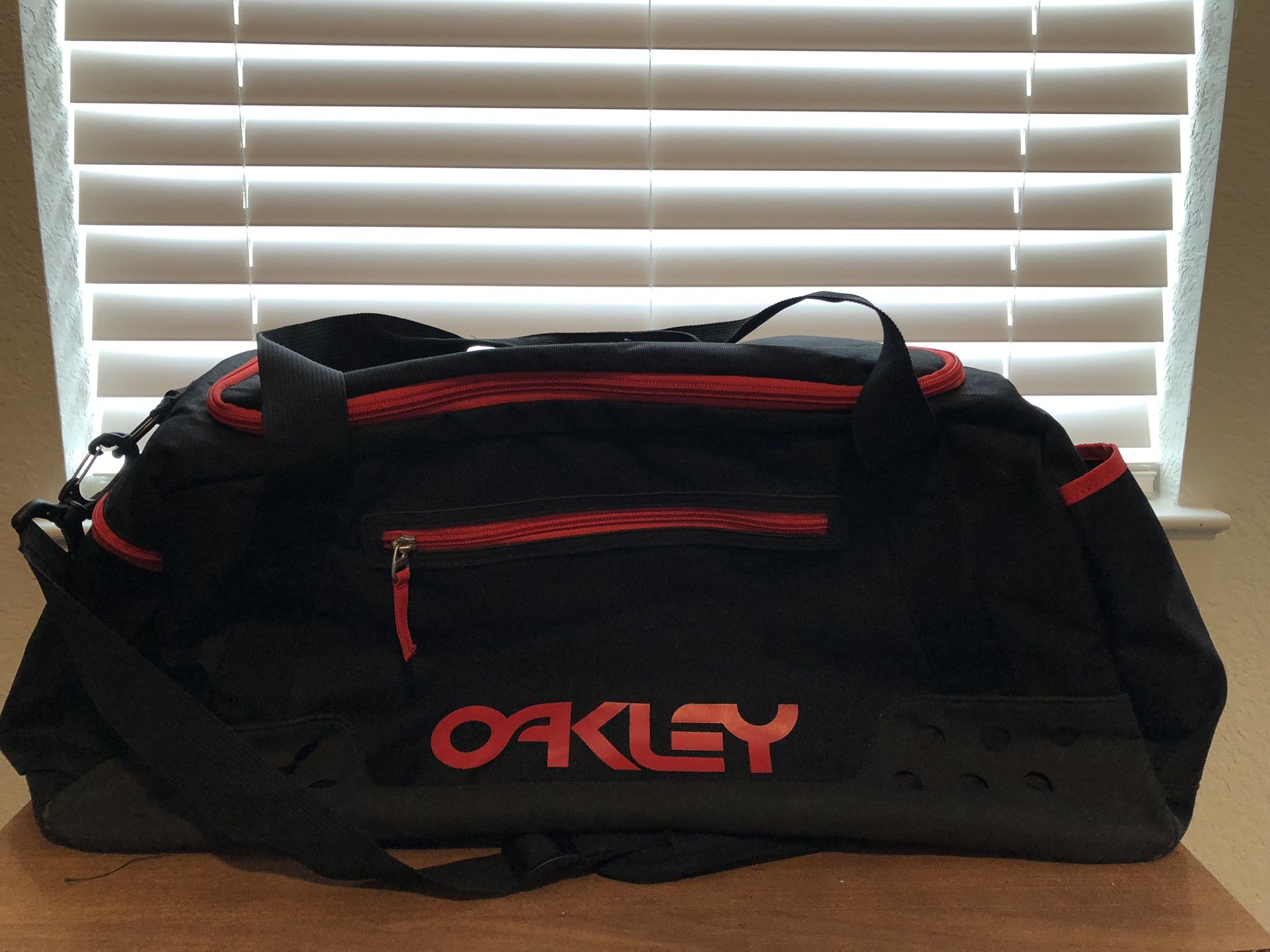 OAKLEY DUFFLE BAG