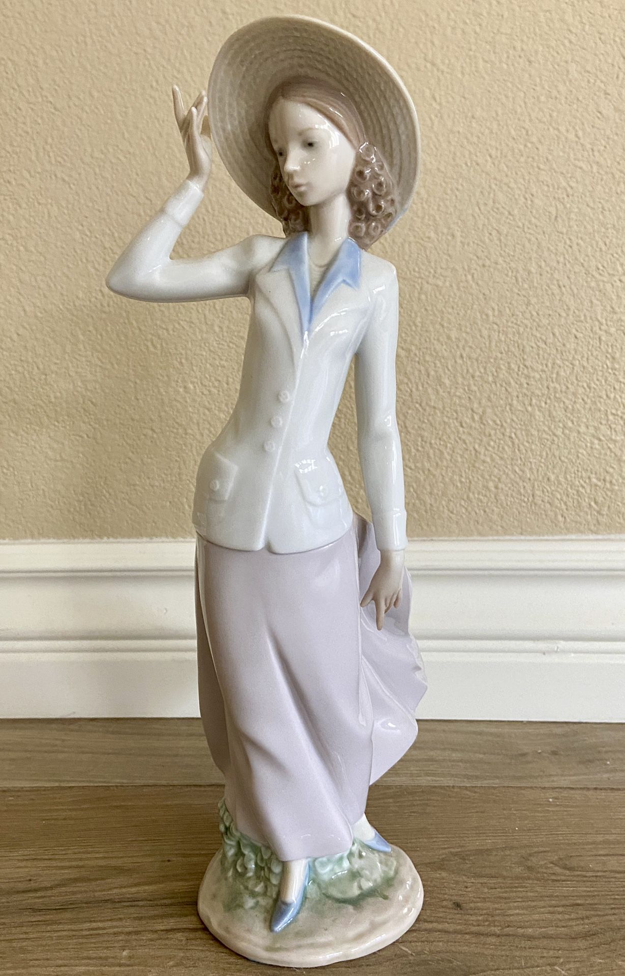 RARE Lladro Figurine 5682 Breezy Afternoon Girl with Hat
