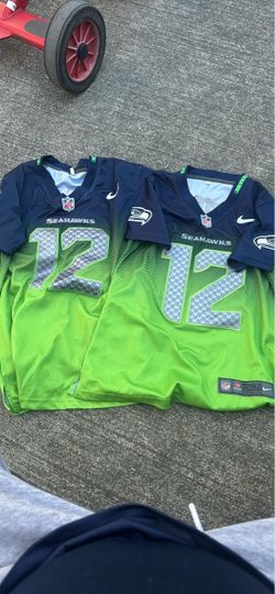 2 jerseys size M and XL youth size 26 each or 48 for both