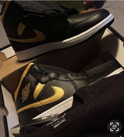 🔥 🔥 LIVE BLACK N GOLD JORDAN 1’z 🔥 🔥