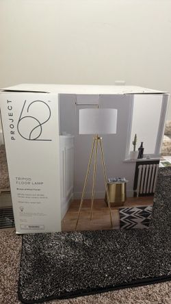 Tripod floor lamp