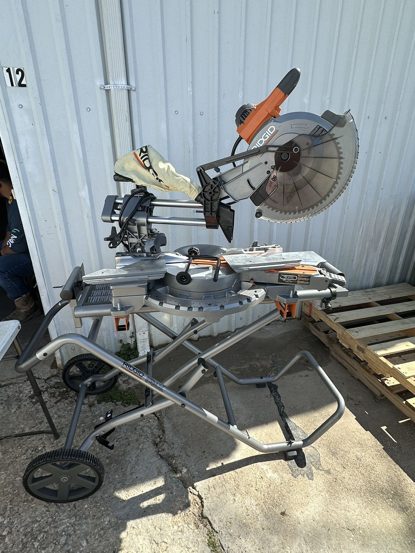 RIDGID 15 Amp 12 in. Corded Sliding Miter Saw and Universal Mobile Miter Saw Stand with Mounting Braces New $420