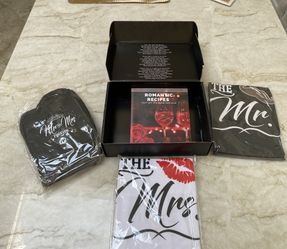 DELUXY Mr & Mrs aprons/oven mitts & potholder kit set newly weds By Deluxy. NEW