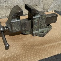 VINTAGE ATHOL BENCH VISE 614