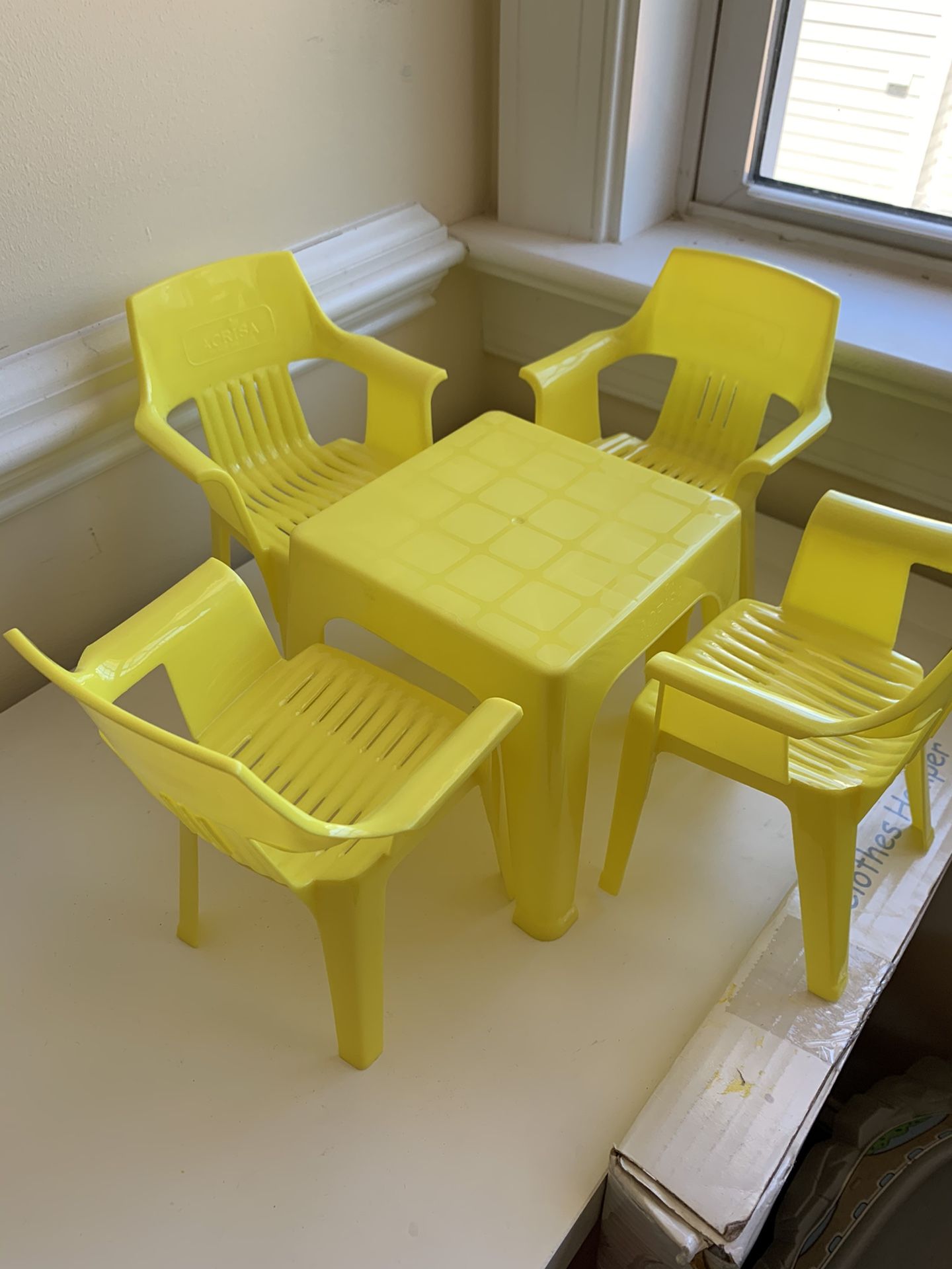 Table and chairs for BARBIE DOLLS