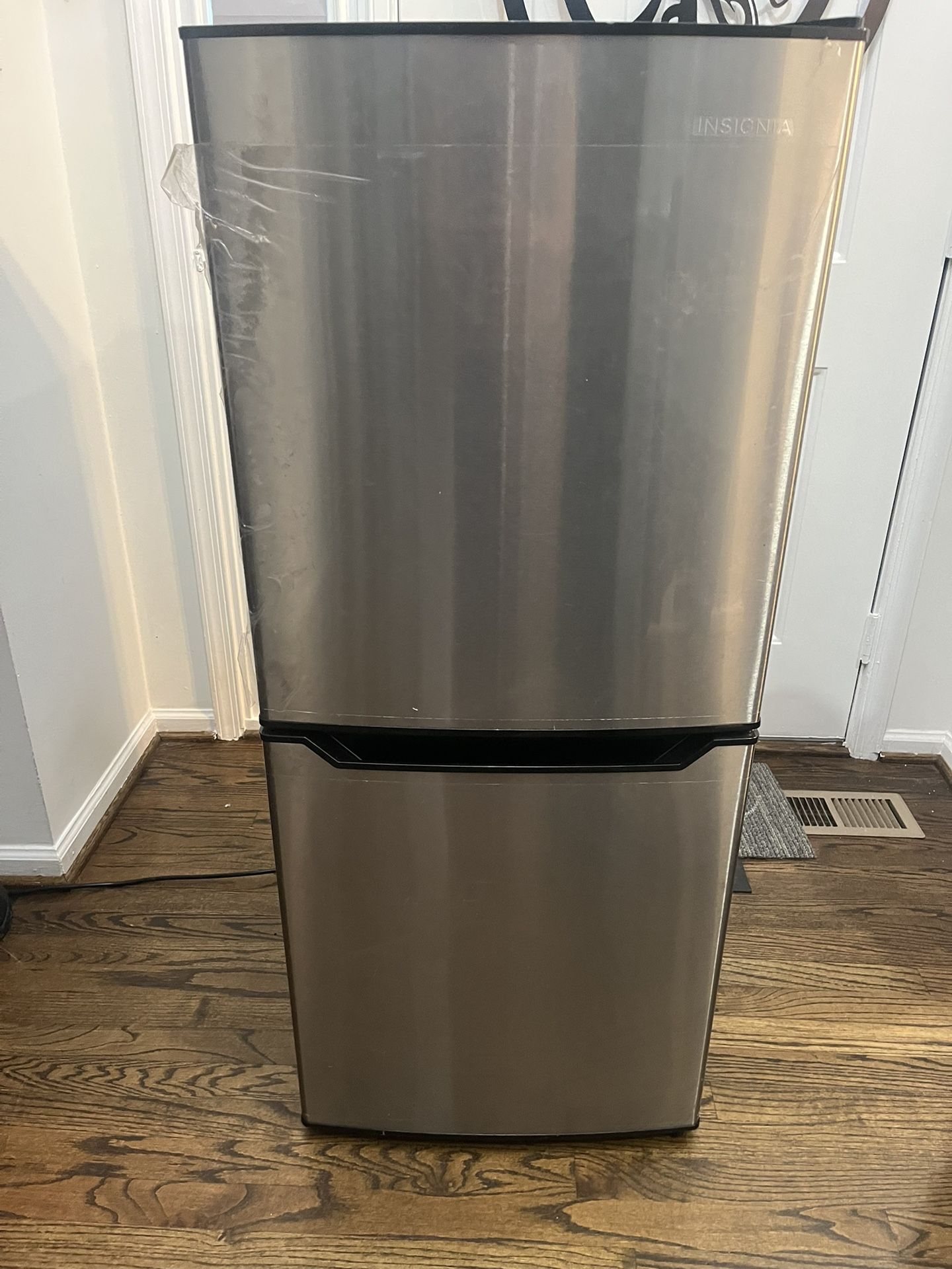 Insignia 4.9 Cu. Ft. Mini Fridge with Bottom Freezer